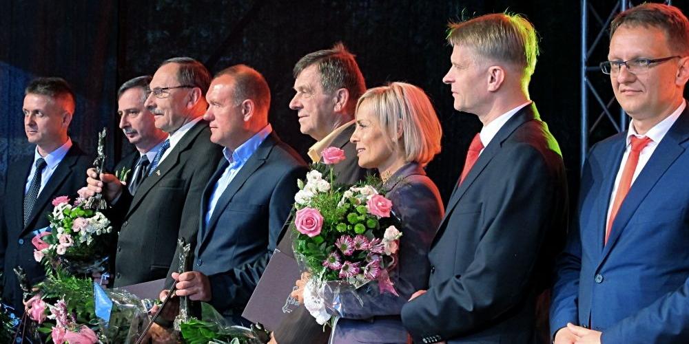Łukowianie wyróżnieni „Złotymi Niedźwiedziami”. Od lewej stoją: Z. Pawlikowski, W. Zegar, W. Stępniewski, J. Tchorzewski, R. Tomaszewski, J. Suchodolska. Z wyróżnionymi także burmistrz Łukowa - D. Szustek i wiceburmistrz - M. Mateńko. Fot. PGL - fot. 
