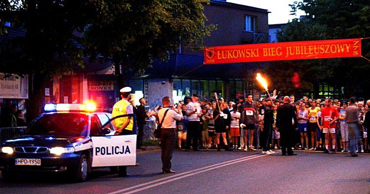 Na start Łukowskiego Biegu Jubileuszowego w piątkowy wieczór zgłosiło się nieoczekiwanie wielu uczestników. Biegaczy pilotował policyjny patrol. Fot. PGL - fot. 