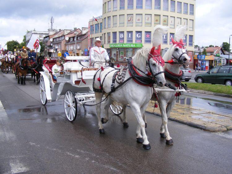 Zabytkowe pojazdy najpierw w korowodzie, a później na Zarzeczu 
przyciągały zainteresowanie ludzi. 
 - fot. 
