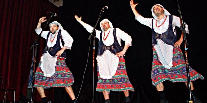 Kabaret „Dno” - męska grupa artystyczna z Dąbrowy Górniczej na scenie w Kosowie Lackim. Fot. Arch. M-GOK - fot. 
