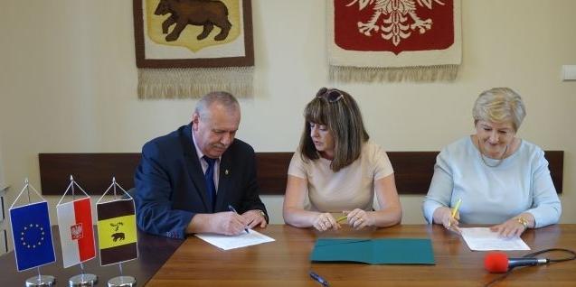 Umowę podpisali (od lewej): burmistrz Krzysztof Wyszogrodzki, wicemarszałek Janina Ewa Orełowska i członek zarządu województwa Elżbieta Lanc.  fot. arch. Urzędu Marszałkowskiego - fot. 