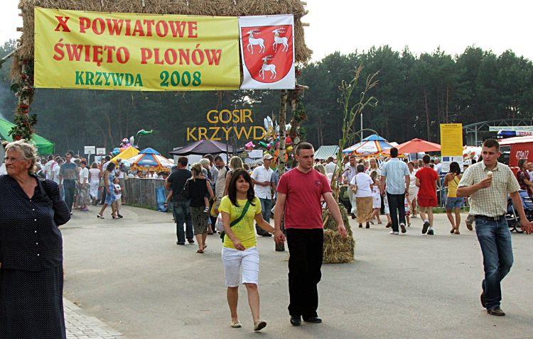 Organizatorzy dożynek w Krzywdzie zaproponowali gościom bardzo wiele atrakcji. Na zdjęciu przystrojone wejście na teren Gminnego Ośrodka Sportu i Rekreacji, gdzie odbywały się dożynkowe obchody. Fot. PGL - fot. 