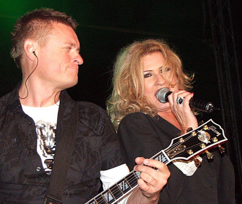Beata Kozidrak z Adamem Drathem, gitarzystą zespołu Bajm. Fot. PGL - fot. 