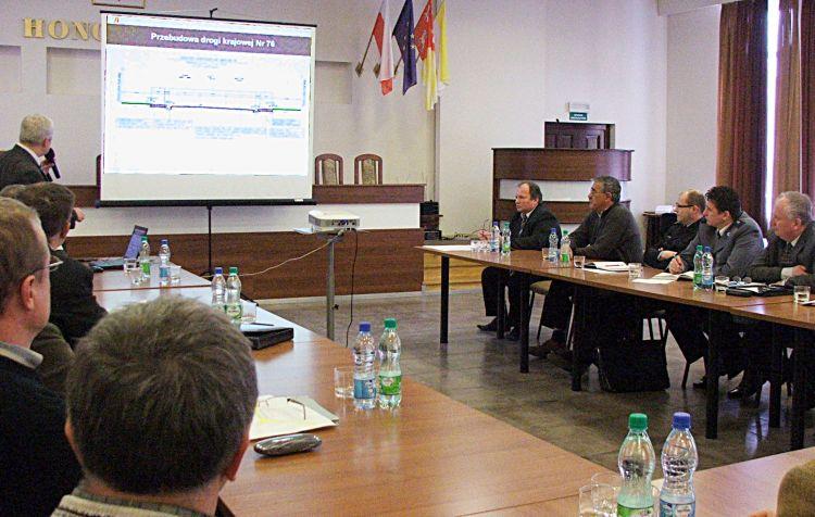 Narada w łukowskim magistracie w sprawie planowanej modernizacji drogi krajowej nr 76. W górnym lewym rogu z mikrofonem - dyrektor Z. Żbikowski z Oddziału DDKiA w Lublinie. Fot. PGL - fot. 