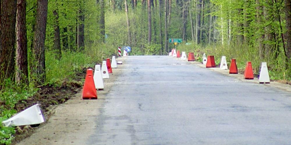 Rozpoczęto już poszerzanie drogi z Krynki do skrzyżowania z drogą krajową 63 w lesie Kryńszczak. Całość zostanie pokryta nowym dywanikiem bitumicznym. fot. PGL - fot. 