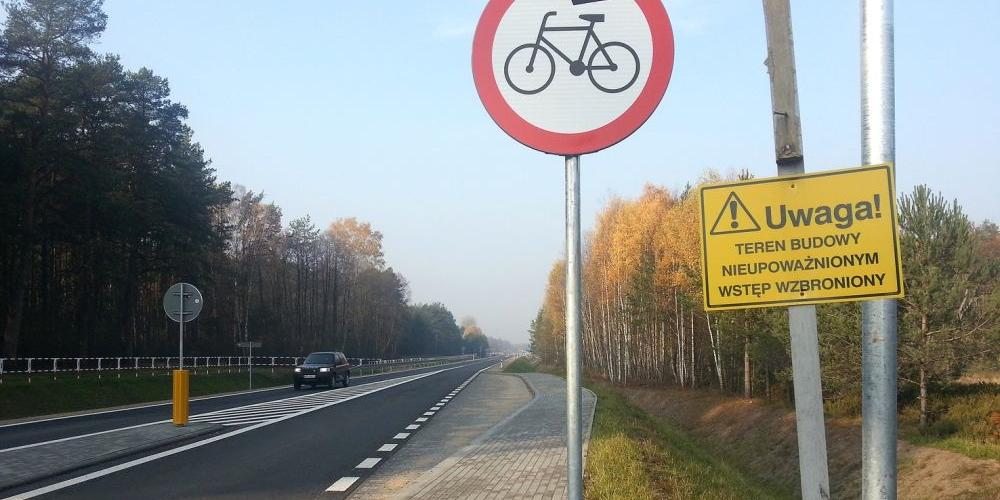 Znaki zakazu nie przeszkadzają kierowcom. Fot. JP - fot. 