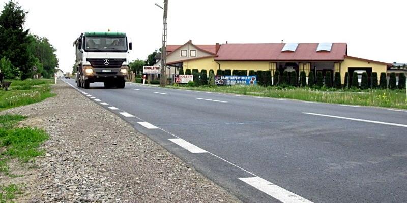 Przy drodze w Czerśli będzie zbudowany nowy chodnik. Fot. PGL - fot. 