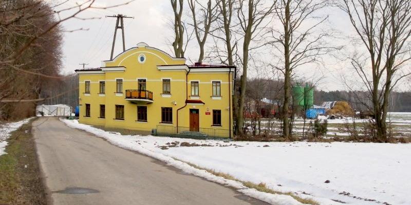 Asfalt w Gołąbkach zawiódł wójta gminy Łuków do Prokuratury Rejonowej. Czy sprawa trafi stamtąd do sądu, a wójt zasiądzie na ławie oskarżonych? Fot. collage PGL - fot. 