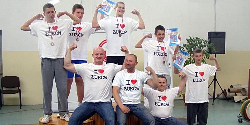 Podopieczni trenera Roberta Dołęgi. R. Dołęga siedzi pierwszy z lewej, zwycięzca z Terespola, Kamil Przybysz, stoi pierwszy z lewej. Fot. Arch. ŁKS „Orlęta Łuków” - fot. 