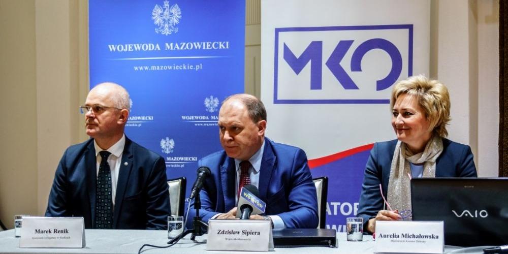 Konferencja prasowa. Od lewej: Marek Renik z siedleckiego kuratorium, wojewoda mazowiecki Zdzisław Sipiera i kurator mazowiecki Aurelia Michałowska