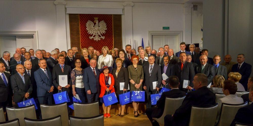 Pamiątkowe zdjęcie radnych wszystkich kadencji - fot. 