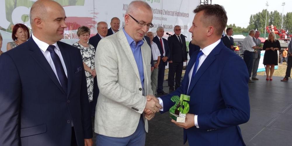 Redaktor Dariusz Kuziak (w środku) odbiera jubileuszową statuetkę.  fot. sej