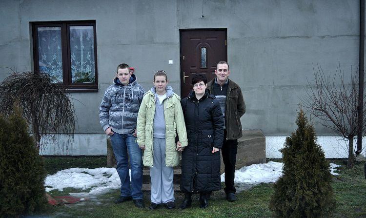 Rodzina Kaperów jest szczęśliwa, bo znów mieszka w swoim domu.
 - fot. 