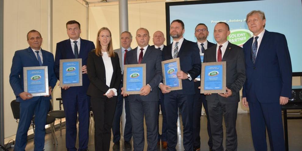 Starosta siedlecki Dariusz Stopa z innymi laureatami - fot. Starostwo Powiatowe