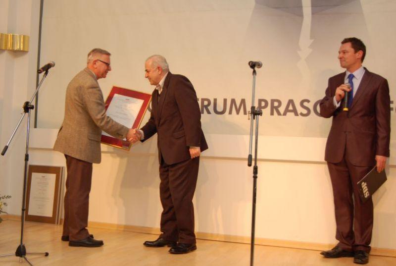 Red. nacz. „TS”, Krzysztof Harasimiuk odbiera nagrodę z rąk prof. Antoniego Kwiatkowskiego, wiceprzewodniczącego Fundacji Pro Publico Bono, członka kapituły nagrody. Galę prowadził dziennikarz, Krzysztof Ziemiec. (fot. PH) - fot. 