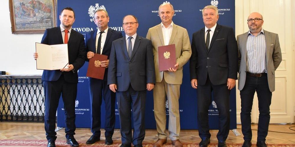 Wojewoda Mazowiecki Zdzisław Sipiera przekazał promesy samorządowcom podczas spotkania w Mazowieckim Urzędzie Wojewódzkim. - fot. k
