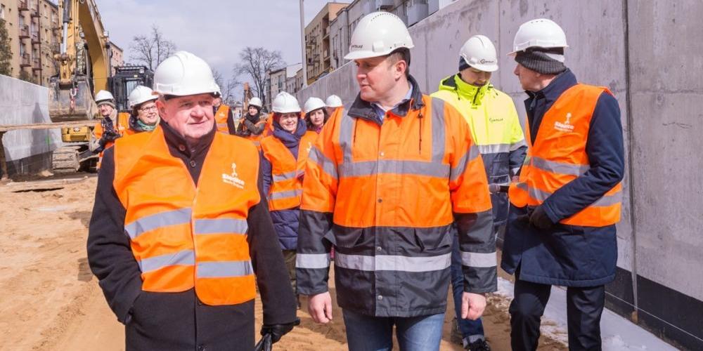 Prezydent z kierownikiem budowy