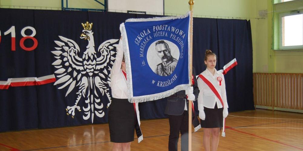 Nowy sztandar szkoły - fot. l