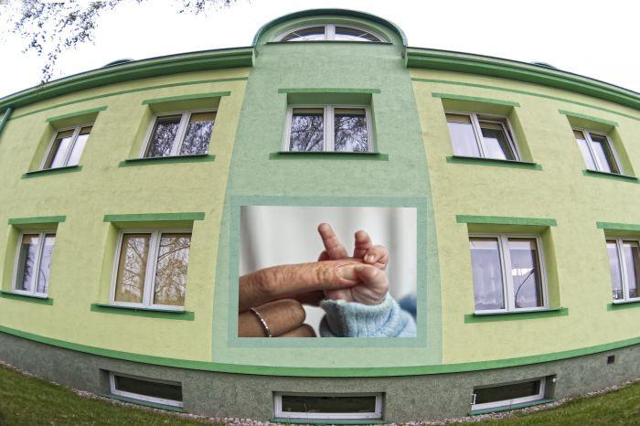 W ścianę budynku Domu Dziecka wkomponowaliśmy symboliczne zdjęcie. 
Mamy nadzieję, że niedługo w tym miejscu pojawi się okno życia. Fot. A. Król - fot. 