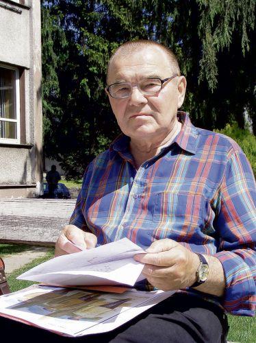 Tadeusz Lesiuk jest przekonany, że w parku w Toporowie leżą zwłoki młodych AK-owców zamordowanych przez NKWD. - fot. MC