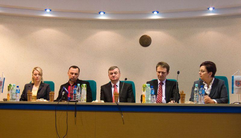 Od lewej: Katarzyna Furmaniak, Wojciech Górecki-prezes Stowarzyszenia Masters Promotion, Krzysztof Tymoszuk-wicestarosta łukowski, Marcin Mateńko-wiceburmistrz łukowski, Anna Sochacka, wiceprezydent Siedlec. (fot. pyt)  - fot. 