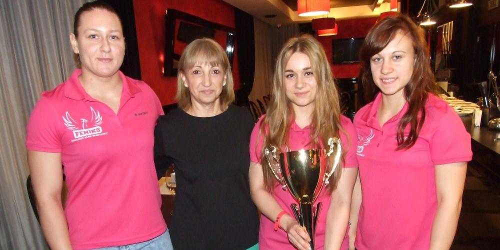 Danuta Soćko (w czarnej bluzce) i jej podopieczne: od lewej Katarzyna Lisewska, Kinga Mróz, Agata Rok. fot. Siriss - fot. 