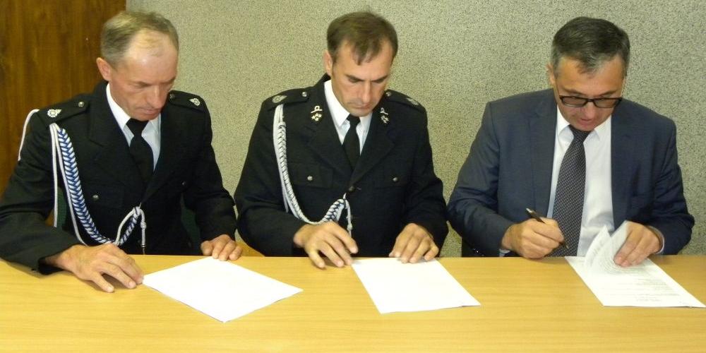Umowę z prezesem Markiem Ryszką podpisują przedstawiciele OSP Rabiany (od lewej): skarbnik Stanisław Kruszewski i prezes Leszek Komorowski.   fot. sej