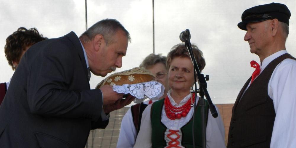 Burmistrz Krzysztof Wyszogrodzki odbiera chleb z rąk starostów