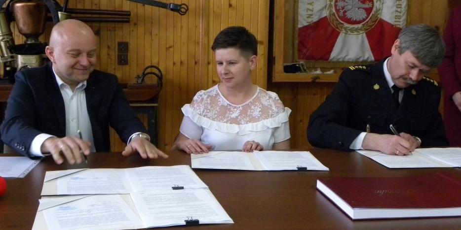 Podpisanie umowy na budowę nowej strażnicy w Węgrowie. fot. sej