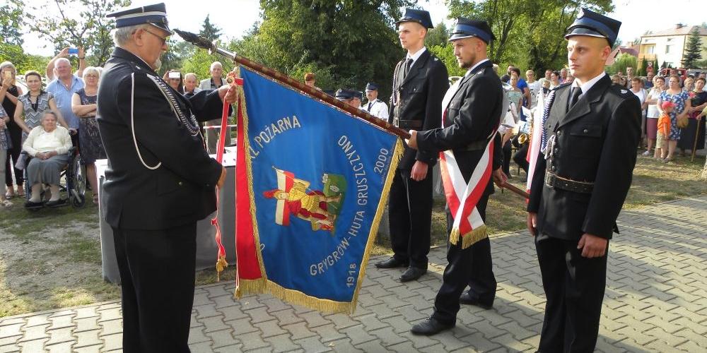 dh Andrzej Wyszogrodzki odznacza sztandar OSP Grygrów.  fot. sej