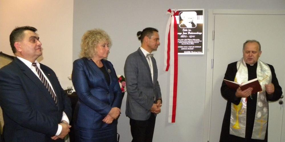 Od lewej: burmistrz Robert Gołaszewski, wicemarszałek Maria Koc, dyrektror Artur Lis i ks. Antoni Kunicki.  fot. sej