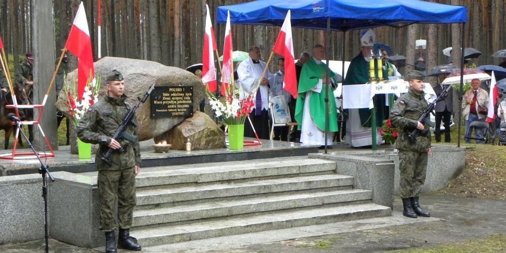 Polowa msza święta pod pomnikiem w Jerzyskach