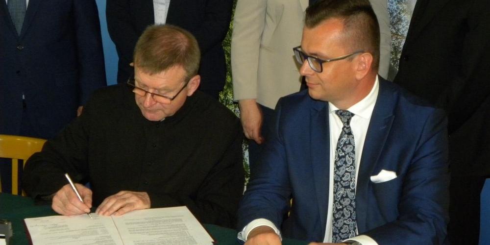 Umowę podpisali: ks. Romuald Kosk i wicemisnister Adam Hamryszczak.  fot. sej