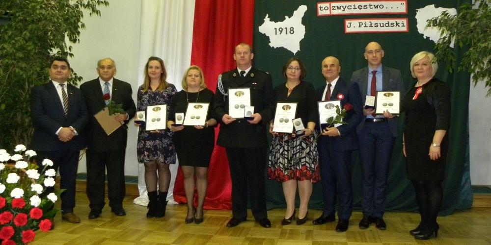 Nagrodzeni medalami im. H. I. J. Paderewskich z burmistrzem Robertem Gołaszewskim i przewodniczaca Rady Miejskiej Urszulą Kalinowską.  fot. sej