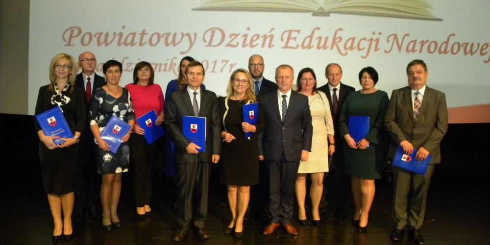 Nagrodzeni pedagodzy ze starostą Krzysztofem Fedorczykiem