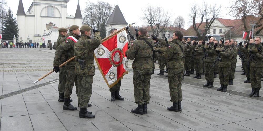 Żołnierze składają przysięgę.  fot. sej