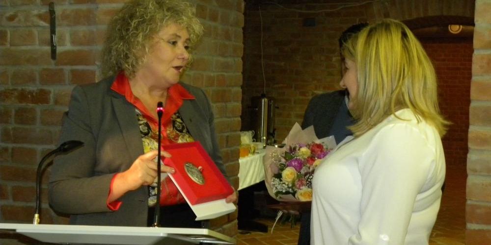 Gratulacje od wicemarszałek Marii Koc odbiera prezes TMZW Agnieszka Zarzycka.  fot. sej