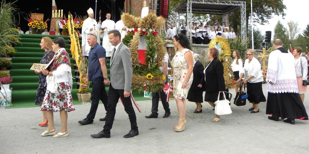 Bp. Tadeusz Pikus święci wieńce dożynkowe.  fot. sej