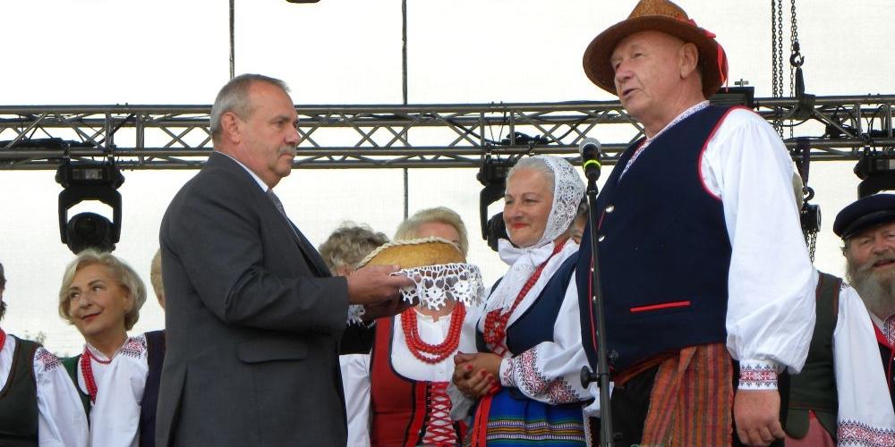Starostowie swięta przekazują chleb burmistrzowi Krzysztofowi Wyszogrodzkiemu.  fot. sej