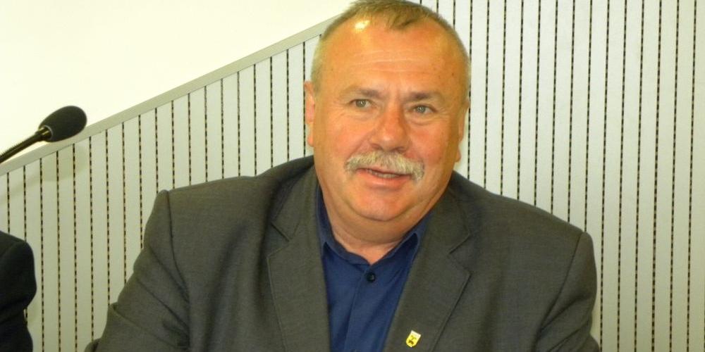 Burmistrz Krzysztof Wyszogrodzki zadowolony z wyników głosowania.  