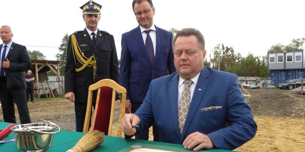 Wicemisnister Jarosław Zieliński podpisuje akt erekcyjny.  fot. sej