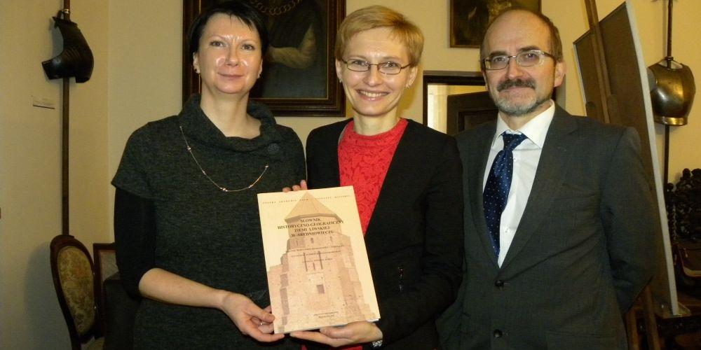 Autorki słownika Marta Piber-Zbieranowska i Anna Salina z dyrektorm Muzeum na Zamku w Liwie Romanem Postkiem.  Fot. S. Jastrzębski 