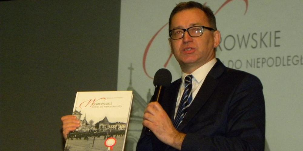 Prezes IPN dr Jarosław Szarek z książką 