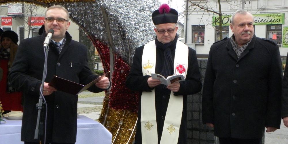 Na zdjęcia od lewiej: wiceburmistrz Węgrowa Leszek Redosz, ks. Leszek Gardziński i burmistrz Krzysztof Wyszogrodzki. fot. sej