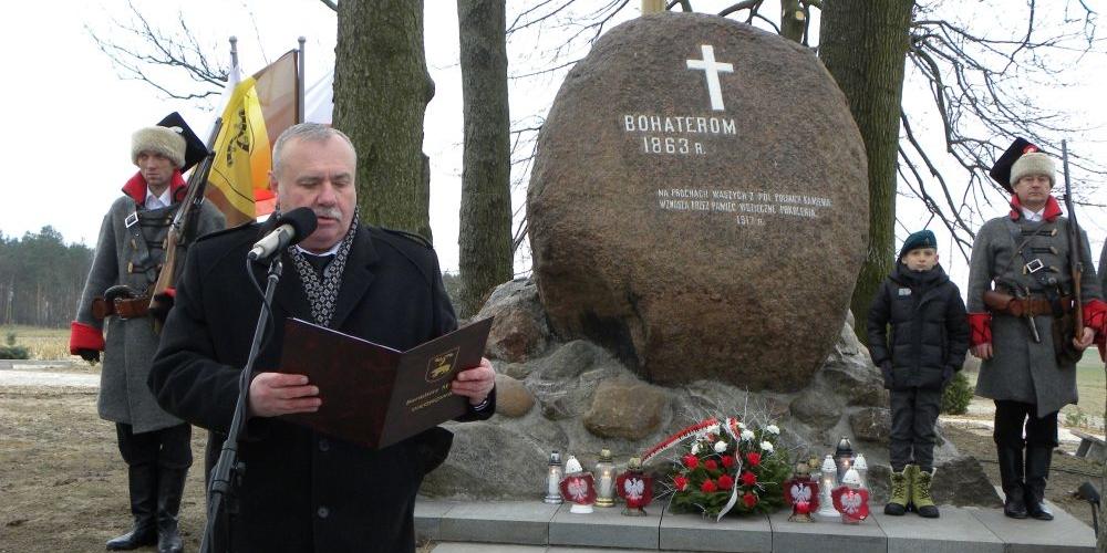 Pod pomnikiem przemawia burmistrz Krzysztof Wyszogrodzki. fot. sej