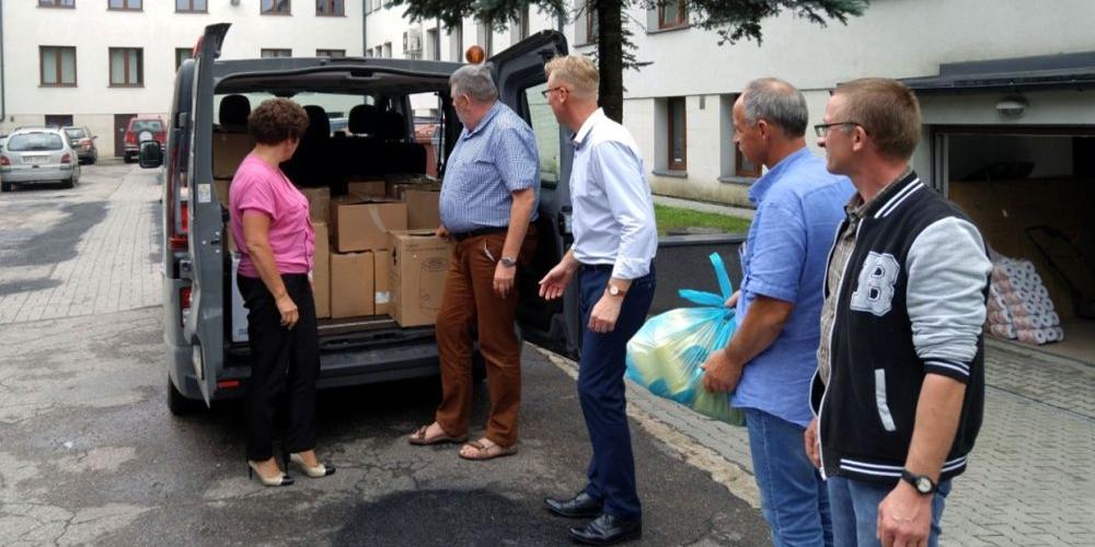 Podczas pakowania darów dla mieszkańców Dubna. Pierwszy przy samochodzie stoi burmistrz Sokołowa Podlaskiego, B. Karakula. Fot. UM Sokołówa Podlaskiego - fot. 