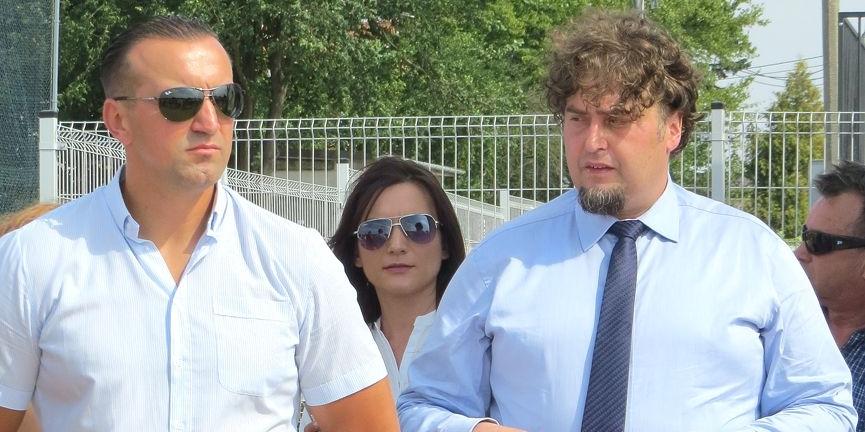 Otwarcie zmodernizowanego łosickiego zalewu. Na pierwszym planie po lewej mistrz kajakarstwa Marek Twardowski  i burmistrz Łosic Mariusz Kucewicz.  W tle Katarzyna Turosieńska-Durlik.  Fot. MC - fot. 