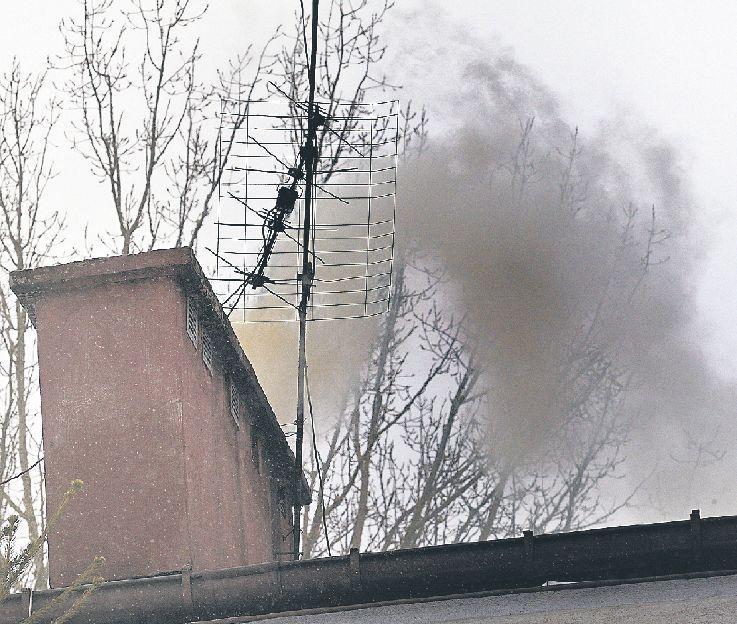 W sezonie zimowym prawdziwą plagą  jest spalanie śmieci w domowych piecach. fot. J. Mazurek - fot. 