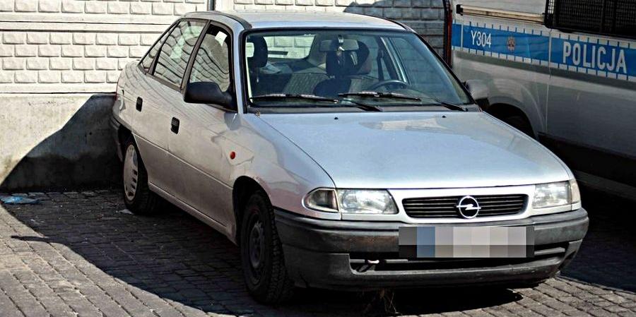 W tym samochodzie w 40-stopniowym skwarze siedział mały chłopiec pozostawiony przy ul. 3 Maja w Siedlcach. Fot. KMP w Siedlcach - fot. 