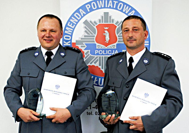 Podpis do zdjęcia DZIELNIC.JPG - Najlepsi dzielnicowi powiatu łukowskiego: (od lewej) Arkadiusz Tymosz i Mariusz Dębowski. Fot. Arch. KPP w Łukowie - fot. 